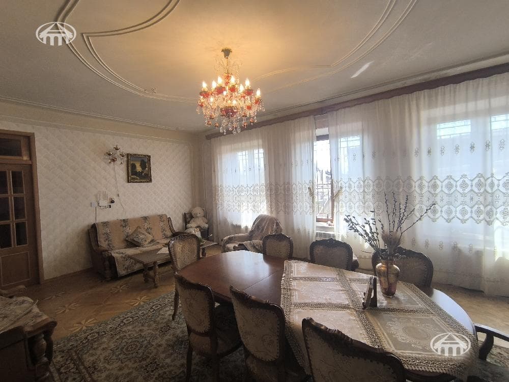 Дом · 6 комн. · 376 м² · Аван