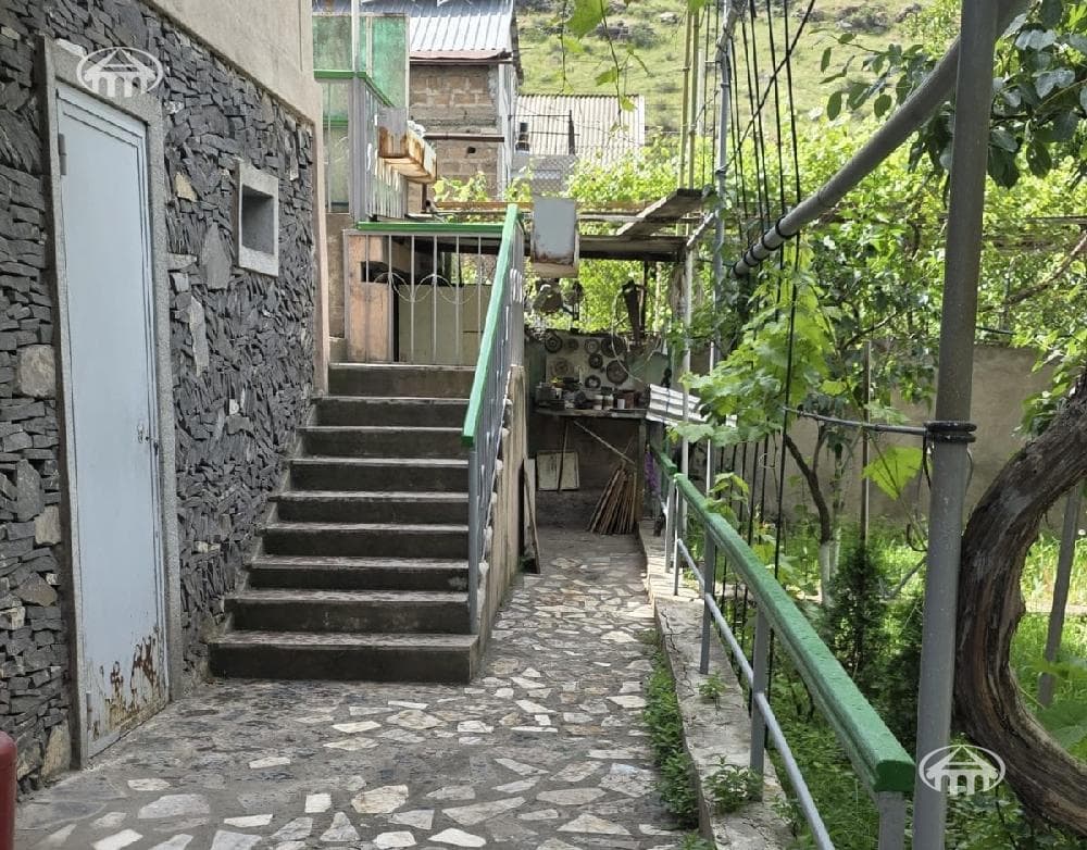 Ամառանոց · 4 սեն. · 188 մ² · Պտղնի