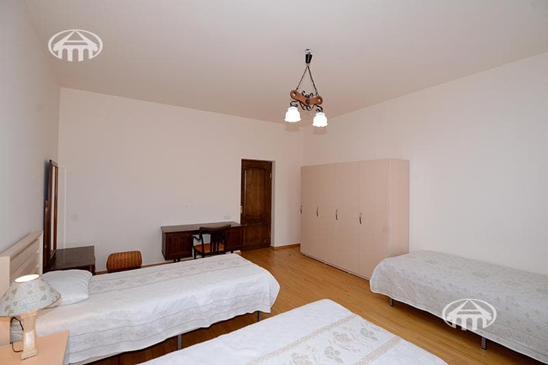 House · 6 rooms · 273 m² · Arabkir