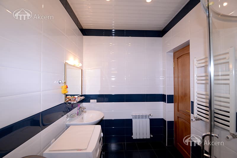 Mansion · 5 rooms · 372 m² · v. Arinj