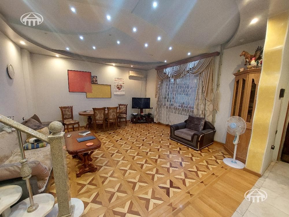 House · 5 rooms · 330 m² · Kentron