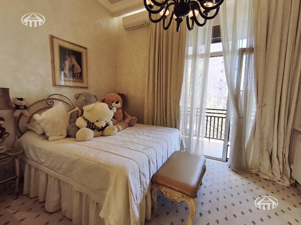 Apartment · 4 rooms · 210 m² · Kentron