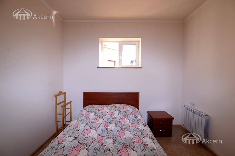 House · 4 rooms · 335 m² · Kentron