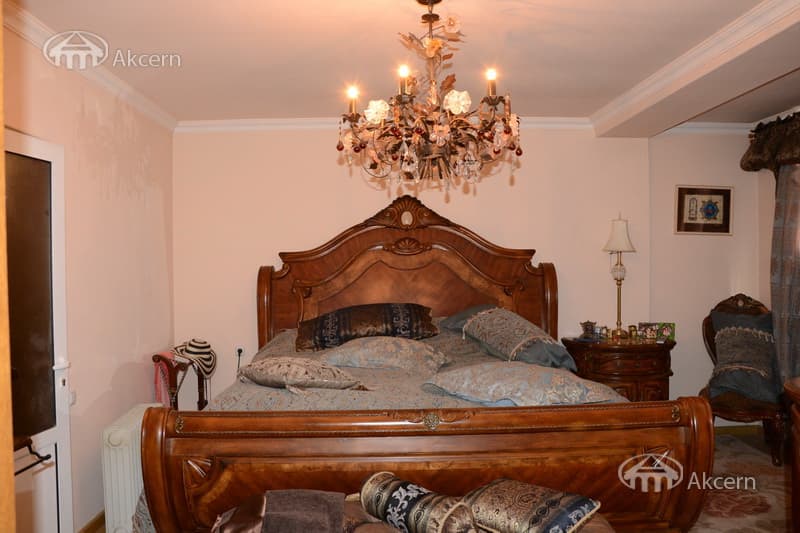 House · 5 rooms · 228 m² · Kentron