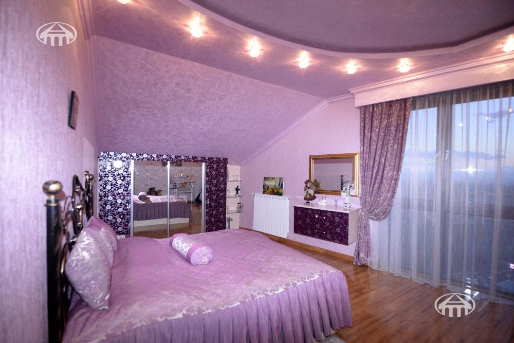 Квартира · 5 комн. · 300 м² · Кентрон