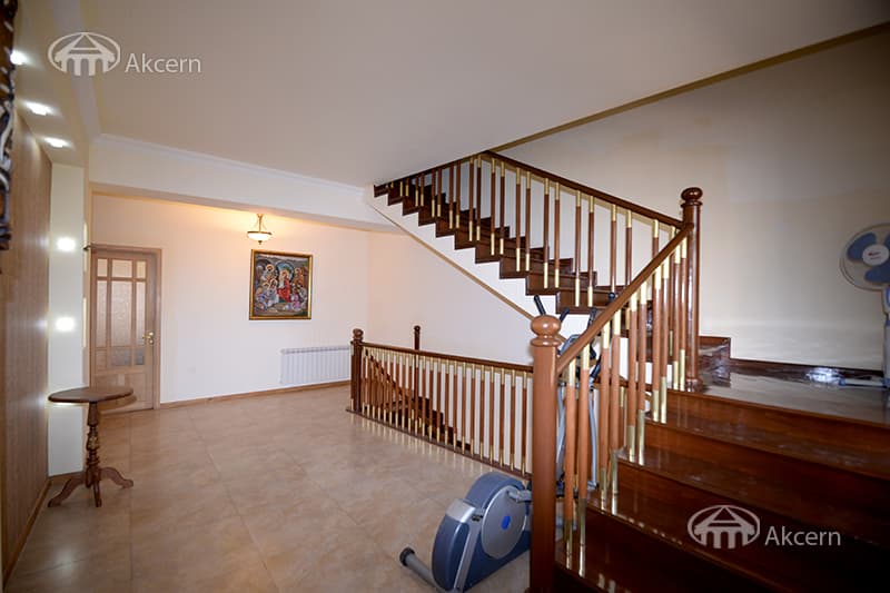 House · 4 rooms · 335 m² · Kentron