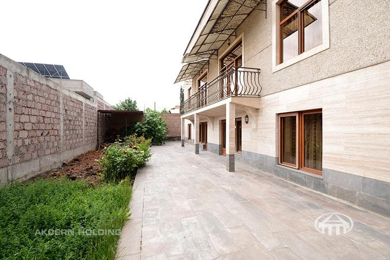 Особняк · 9 комн. · 650 м² · Аджапняк