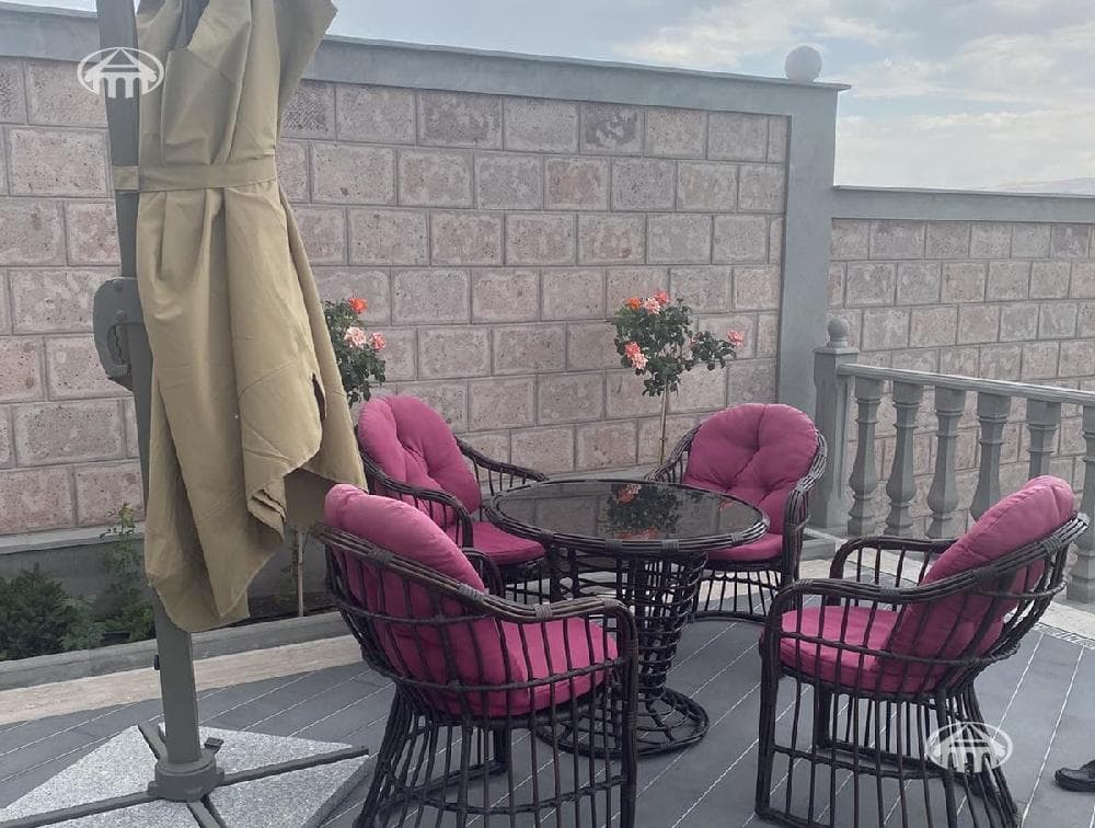 Mansion · 3 rooms · 460 m² · Avan
