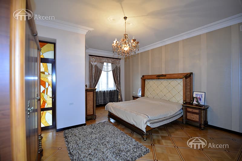 House · 6 rooms · 425 m² · Arabkir