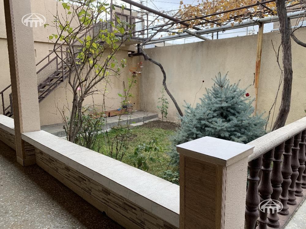 House · 4 rooms · 256 m² · Ajapnyak