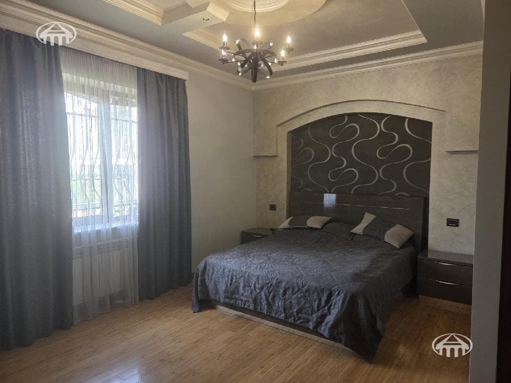 Особняк · 5 комн. · 280 м² · Аджапняк