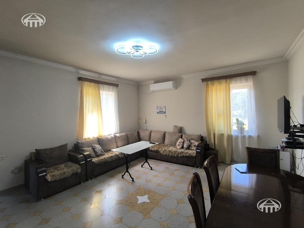 Mansion · 4 rooms · 104 m² · Arinj