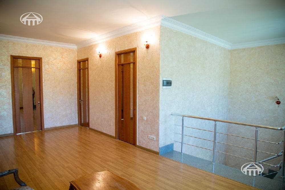 Առանձնատուն · 6 սեն. · 423 մ² · Պտղնի