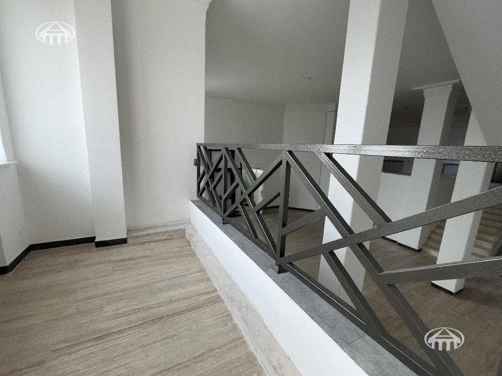 Hotel · 9 rooms · 956 m² · Kentron