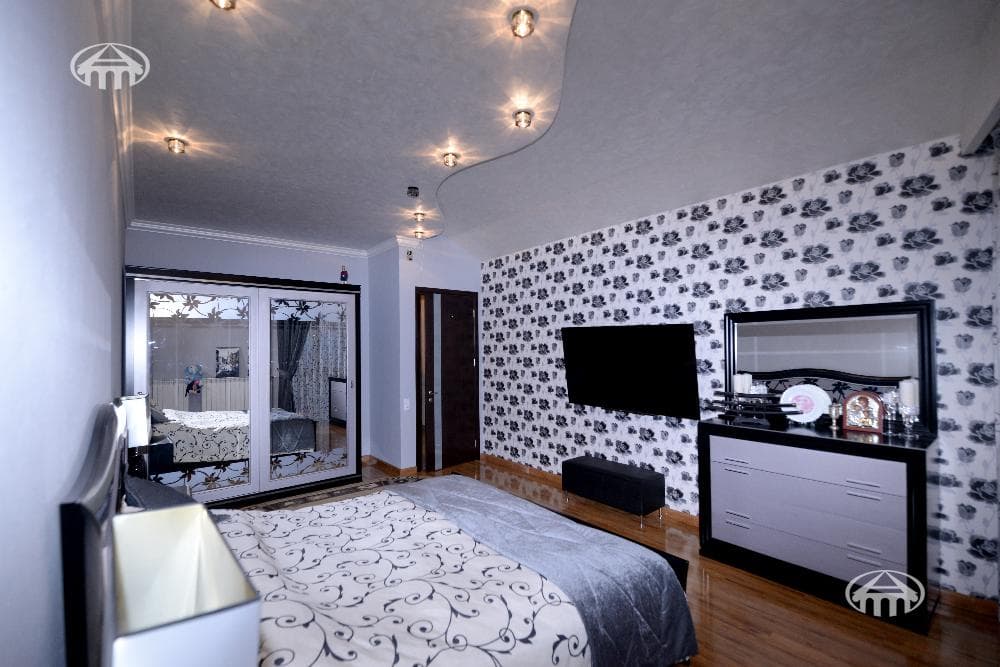 Квартира · 5 комн. · 300 м² · Кентрон