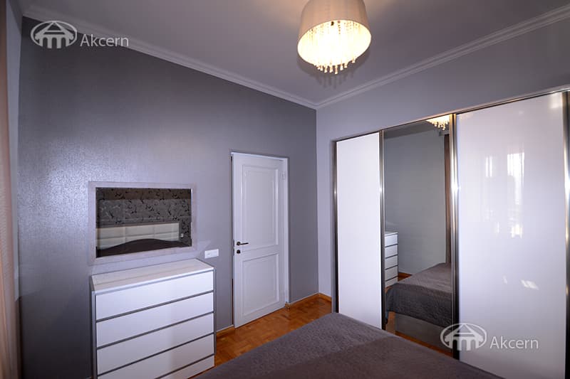 House · 7 rooms · 460 m² · Kentron