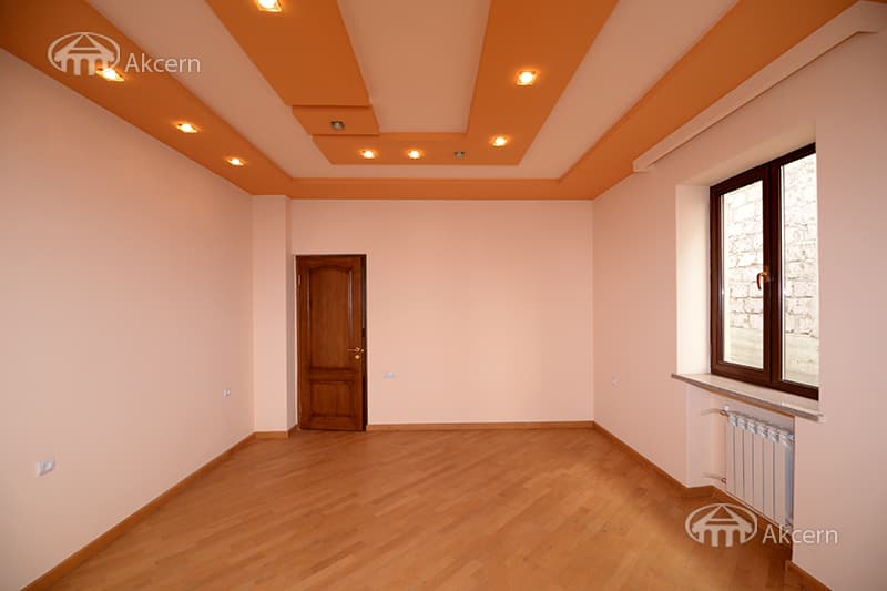 Mansion · 6 rooms · 347 m² · Kentron