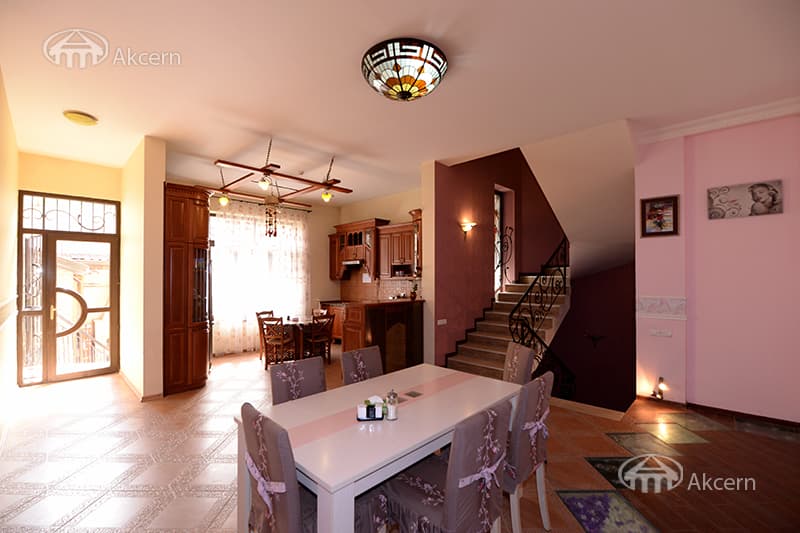 Дом · 5 комн. · 540 м² · Кентрон