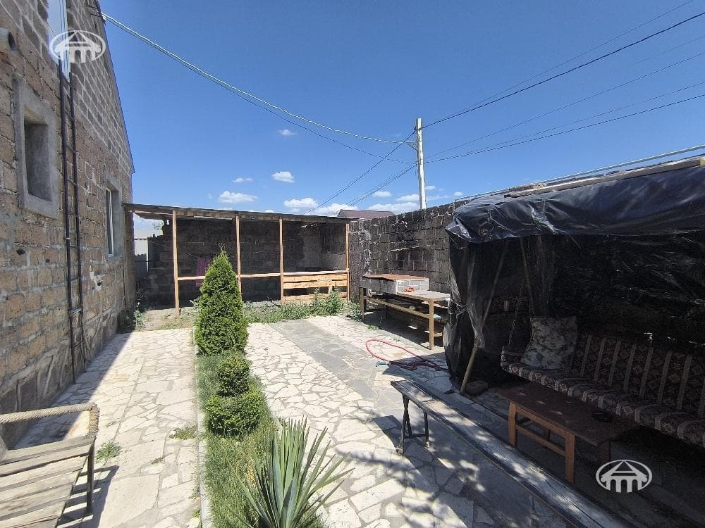 Mansion · 4 rooms · 104 m² · Arinj