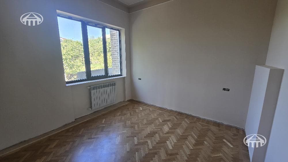 Առանձնատուն · 4 սեն. · 301 մ² · Պտղնի — Լուսանկար 7 / 8