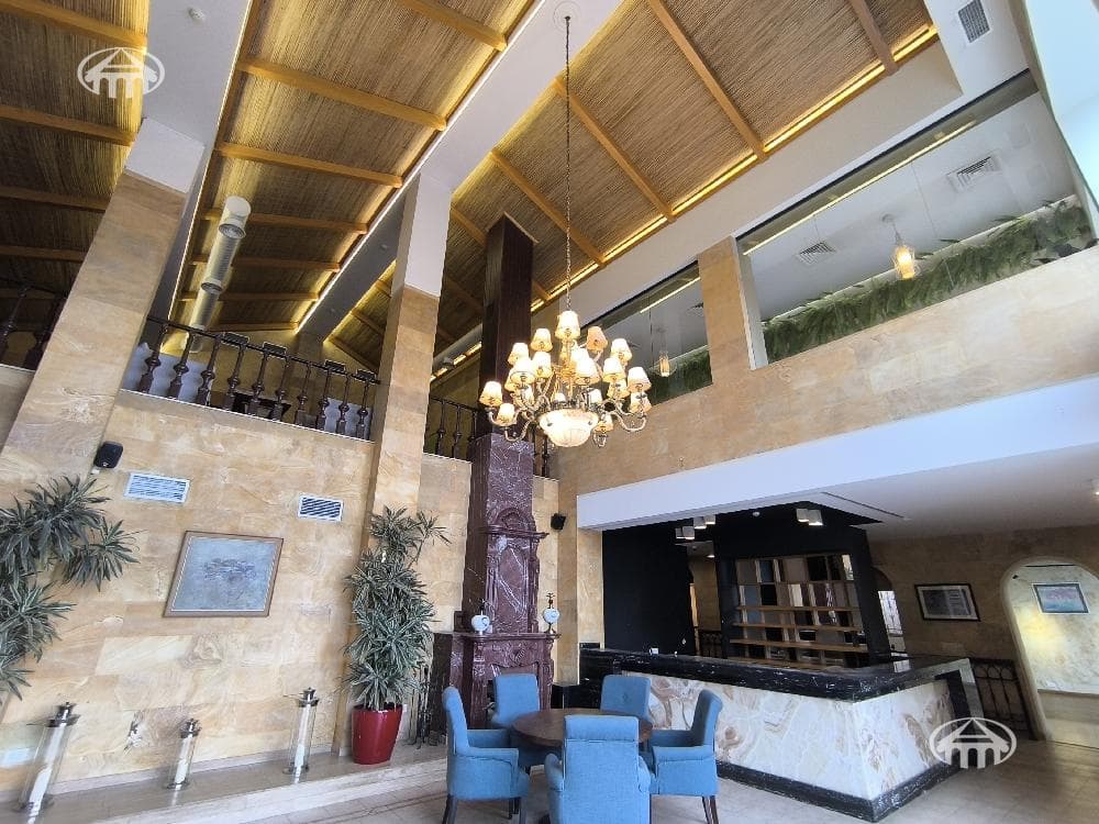 Գրասենյակ · 701 մ² · Կենտրոն