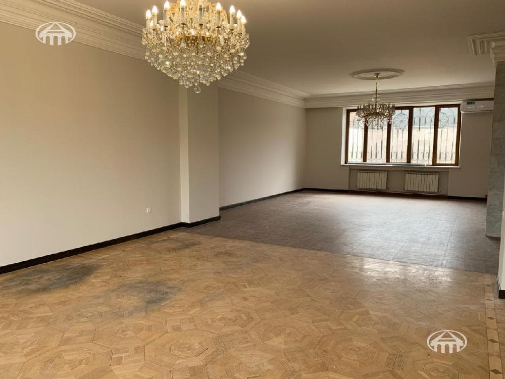 House · 6 rooms · 537 m² · Kentron