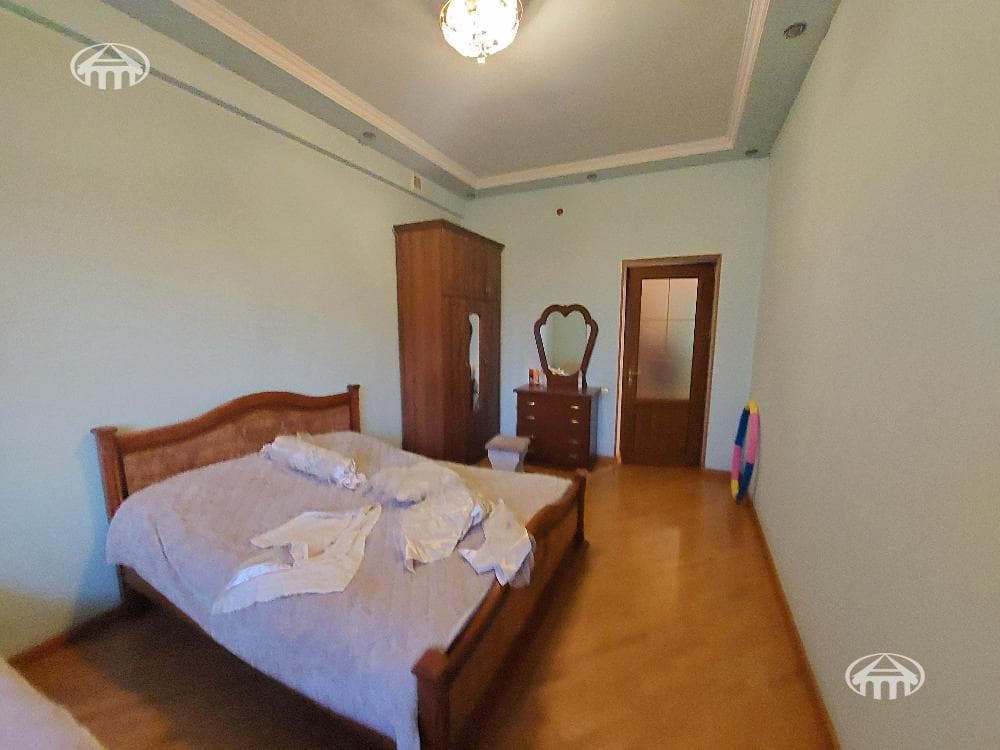 House · 5 rooms · 330 m² · Kentron