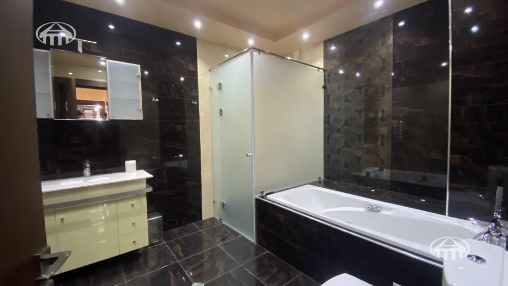 Apartment · 3 rooms · 160 m² · Kentron