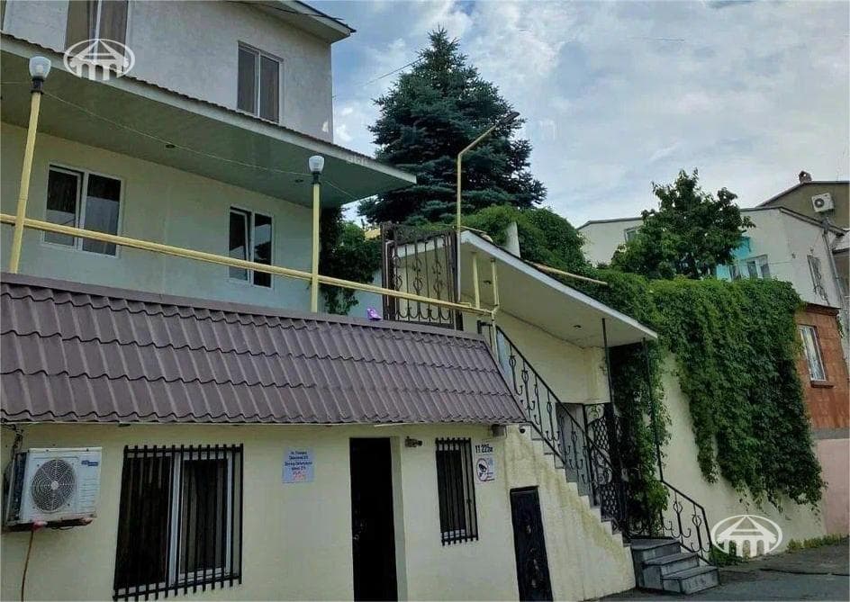 Առանձնատուն · 9 սեն. · 584 մ² · Կենտրոն