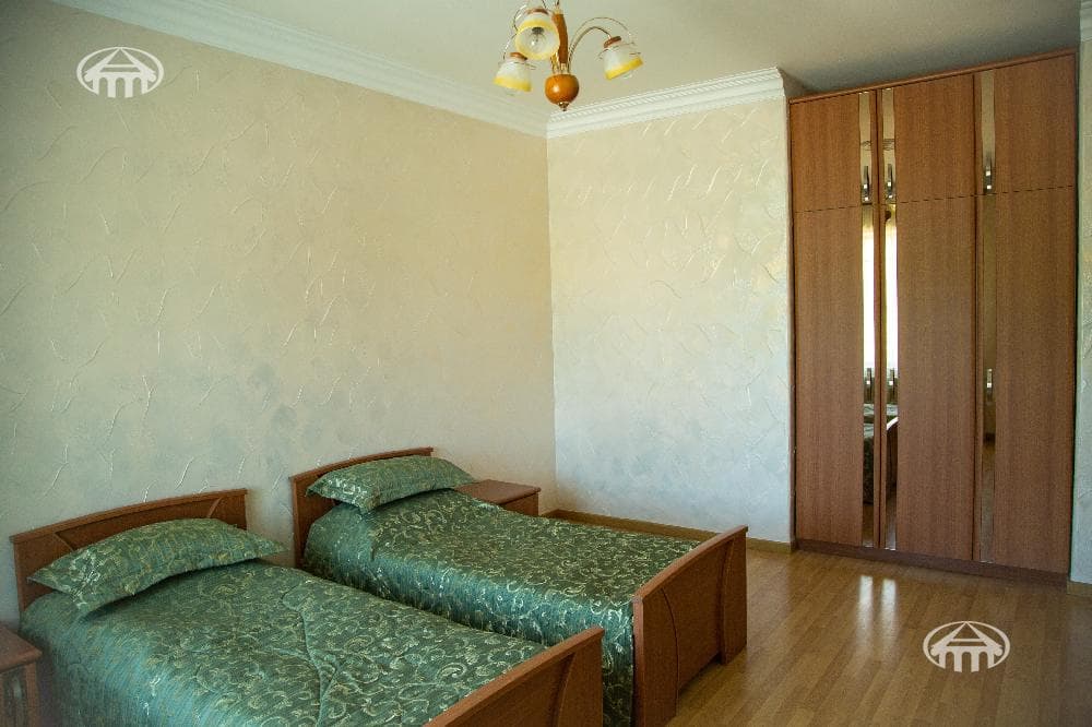 Առանձնատուն · 6 սեն. · 423 մ² · Պտղնի