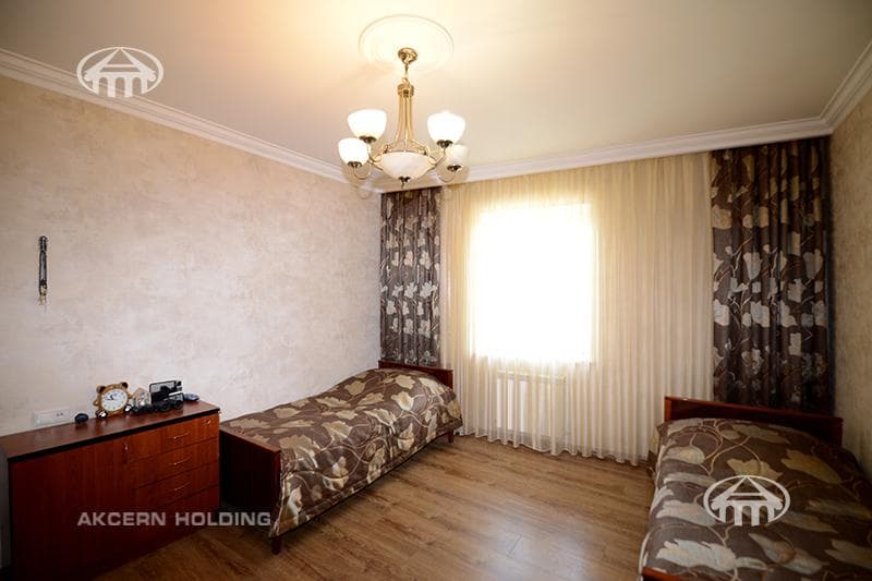 House · 5 rooms · 162 m² · Kentron