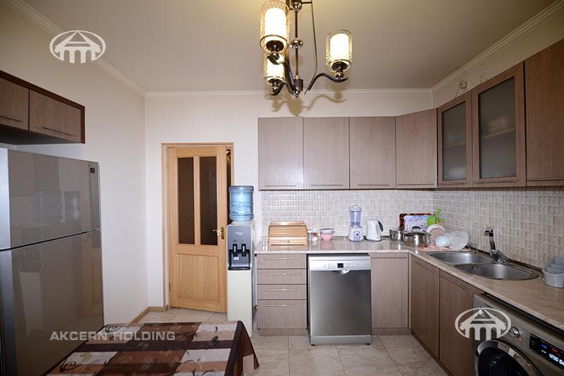 House · 5 rooms · 162 m² · Kentron