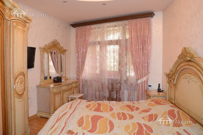Дом · 4 комн. · 279 м² · Кентрон