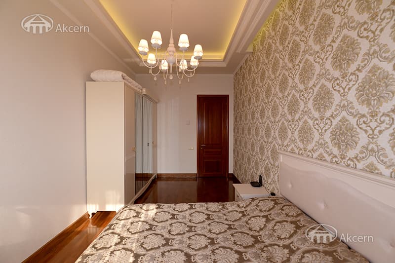 Բնակարան · 4 սեն. · 242 մ² · Կենտրոն