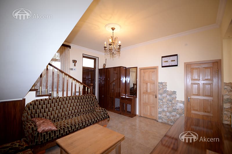 House · 4 rooms · 335 m² · Kentron