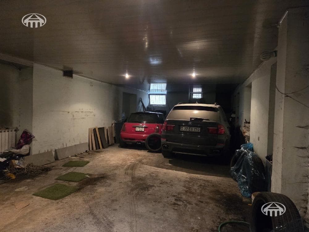 House · 6 rooms · 865 m² · Arabkir
