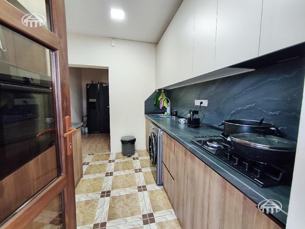 House · 6 rooms · 413 m² · Shengavit