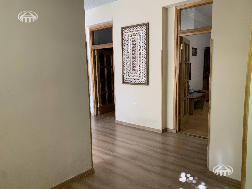 House · 3 rooms · 316 m² · Kentron