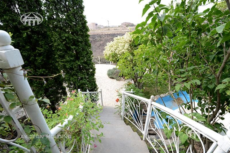 Mansion · 8 rooms · 390 m² · Arabkir