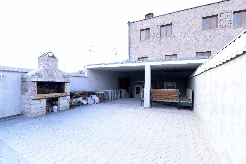 Սեփական տուն · 4 սեն. · 285 մ² · Էրեբունի