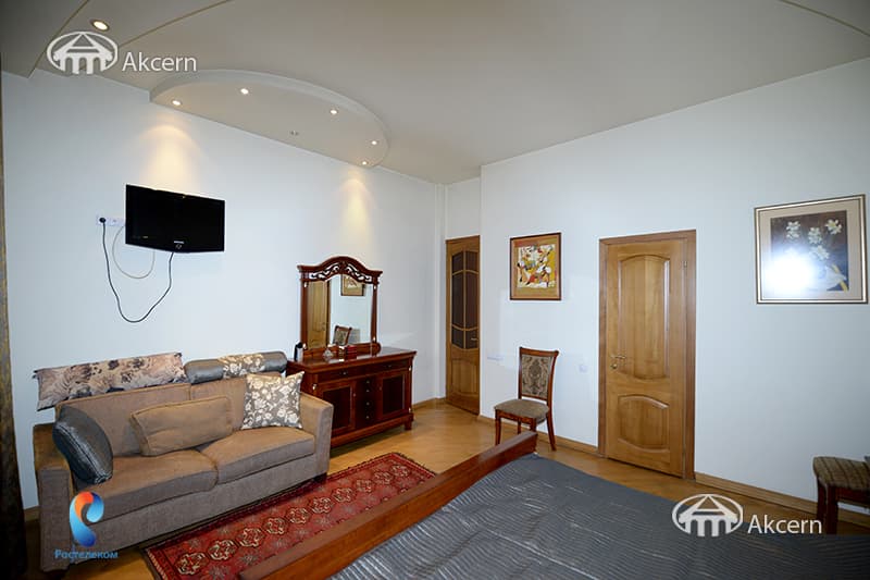 House · 6 rooms · 280 m² · Arabkir
