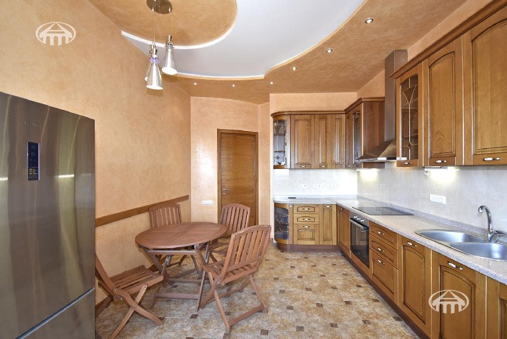 Квартира · 4 комн. · 181 м² · Кентрон