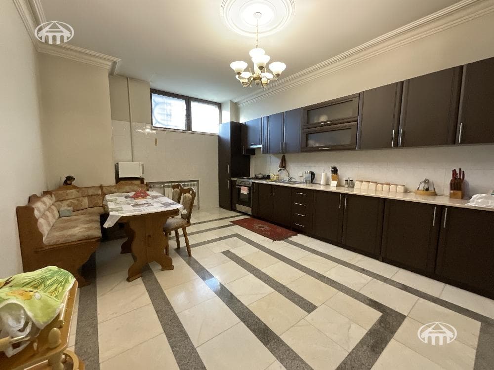 Առանձնատուն · 6 սեն. · 279 մ² · Կենտրոն