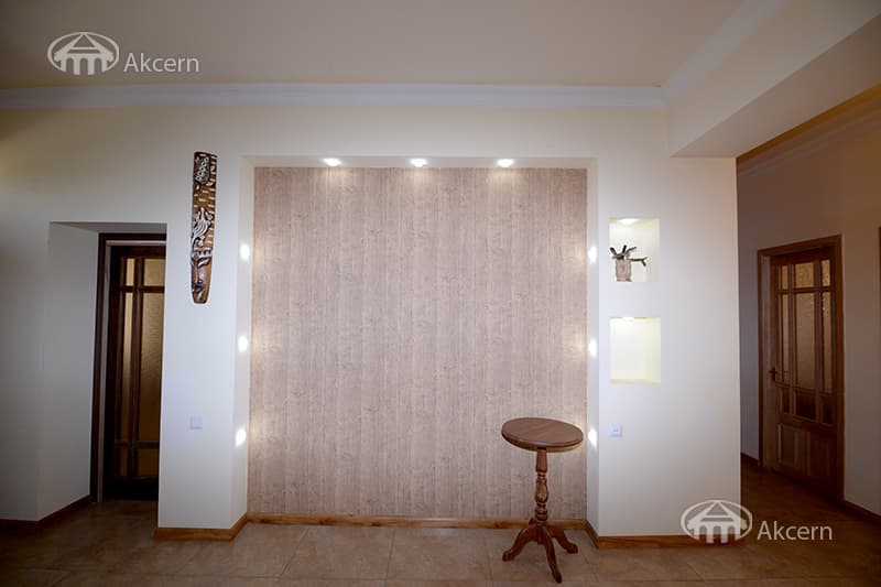 House · 4 rooms · 335 m² · Kentron