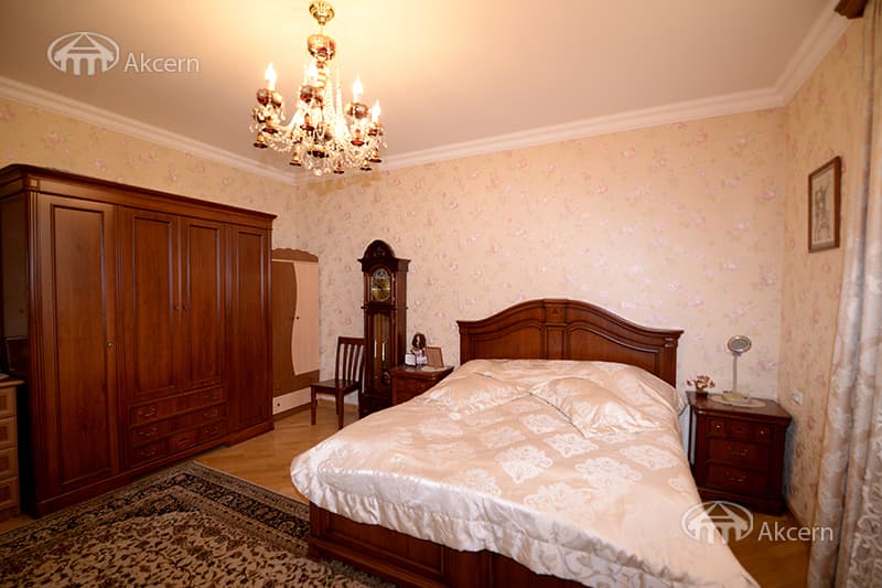Mansion · 5 rooms · 372 m² · v. Arinj