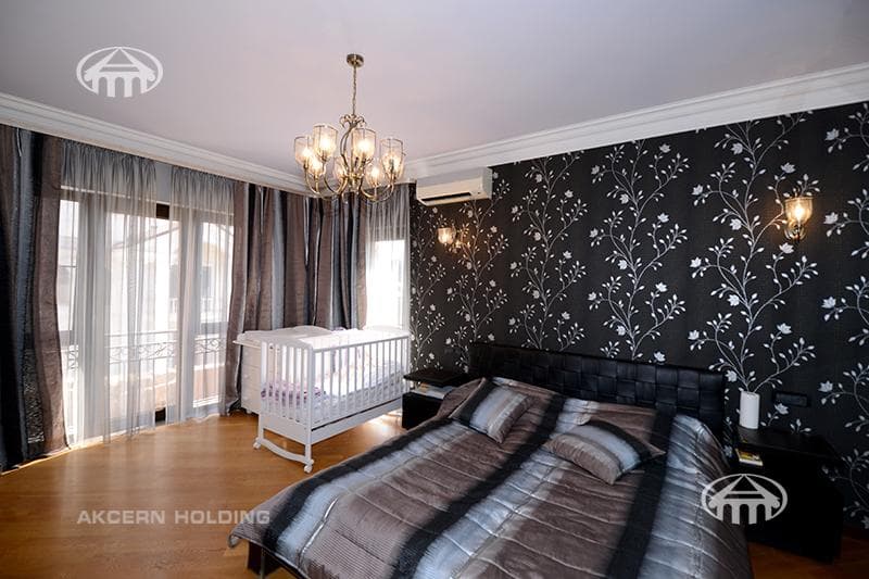 House · 5 rooms · 678 m² · Kentron