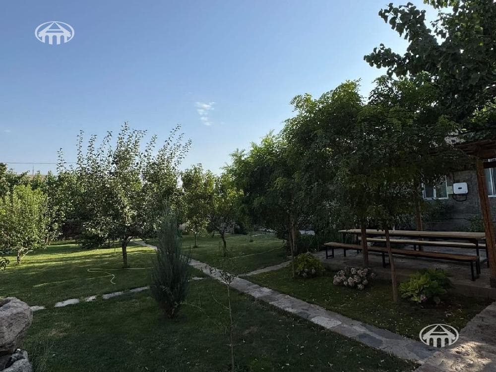 Retail · 265 m² · Oshakan