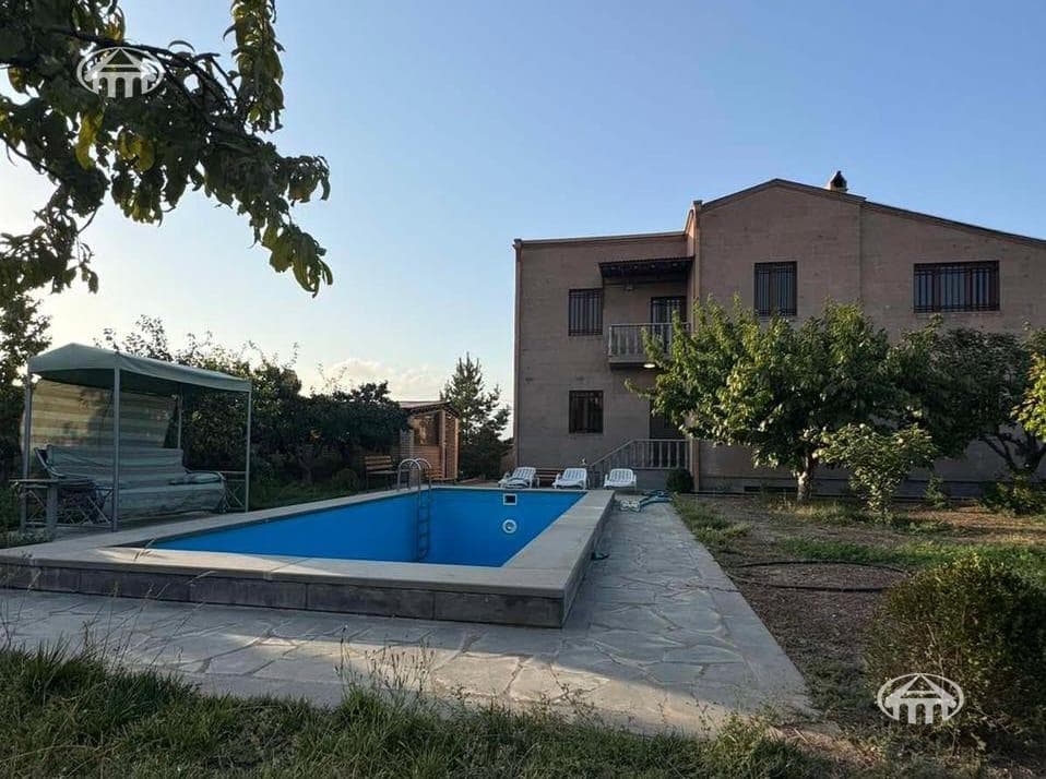Mansion · 5 rooms · 367 m² · Nor Erznka