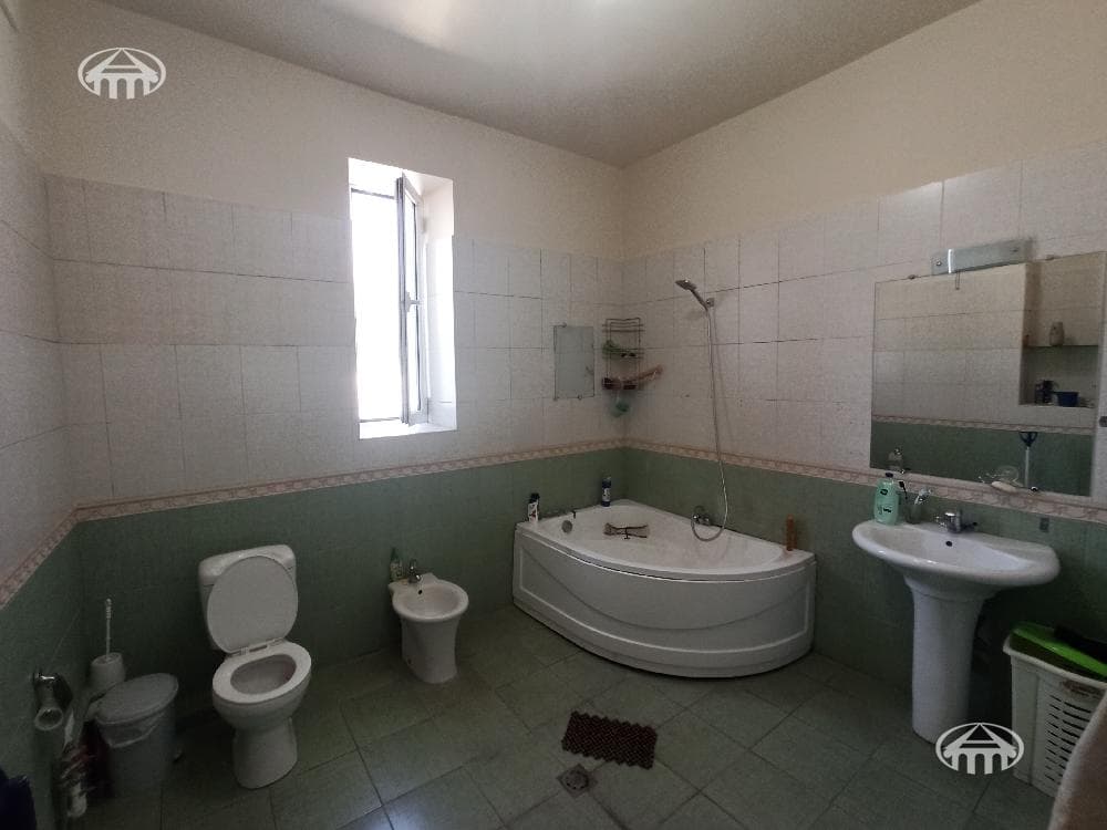 House · 8 rooms · 459 m² · Nor Nork