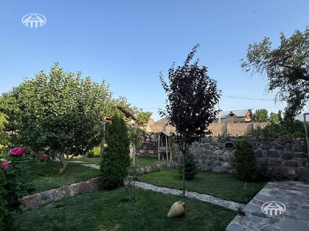 Retail · 265 m² · Oshakan